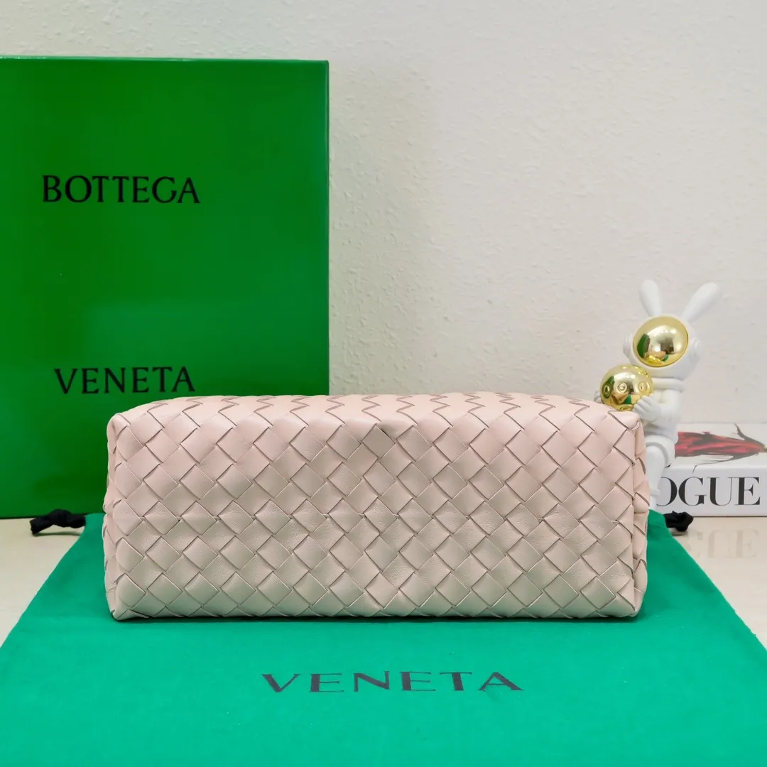 The 2023 new Andiamo batch of 2260 BV has been shipped‼ ️Really popular🔥The new Andiamo woven handbag launched by Bottega Veneta this season is really popular all over the world! ! Celebrities at home and abroad have worn it, and Oscar-winning actress Michelle Yeoh has taken it out on the street. Song Jia, Trai Yara, Yu Feihong, Sanji Ayaka, Rosie Hunting-Whiteley, Yoshioka Riho, etc. have all picked up this bag. It is classic and versatile, showing off its temperament, and the bag capacity is also large, which is very convenient for daily commuting! ! A variety of carrying methods, the shoulder straps can be adjusted by yourself, the original lambskin feels soft and delicate, and the unisex style breaks gender boundaries and brings a more practical and longer-lasting use experience. Andiamo, which has both elegant and casual styles, perfectly interprets the true appearance of "fashionable old money style". Style number: 8463 Size: 32*24*12